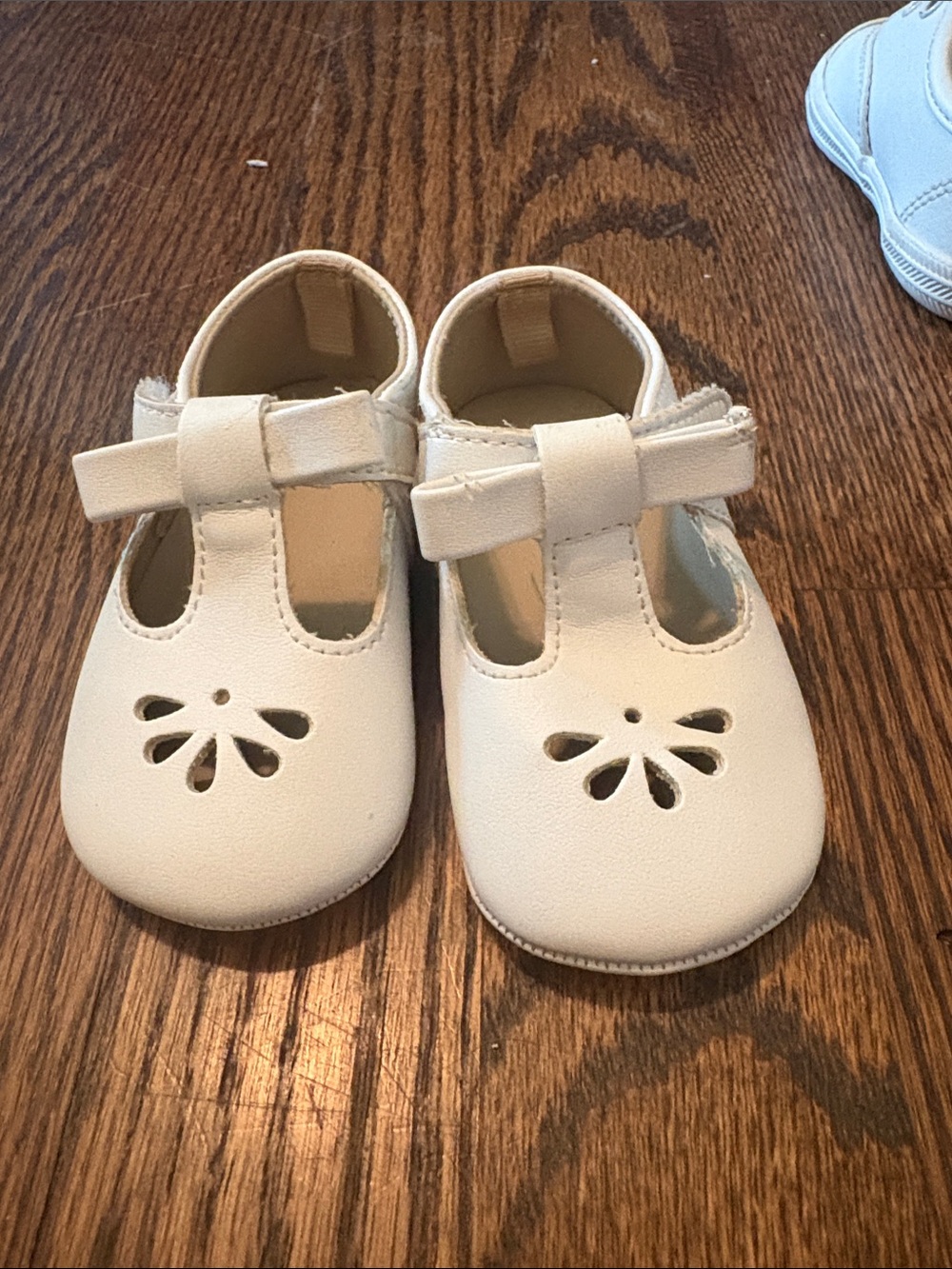 Classic T-Strap Baby Shoes in Cream - Unbranded